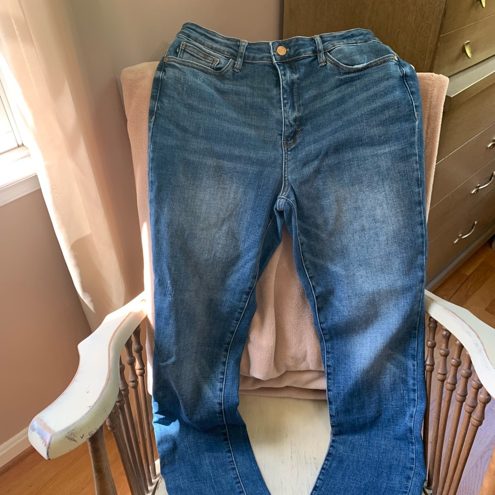 Judy Blue - 13 x 31 - distressed straight legs jeans.